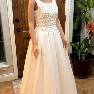 Oleg Cassini Scoop Neck Sleeveless Wedding Dress with dust cover & box EUC